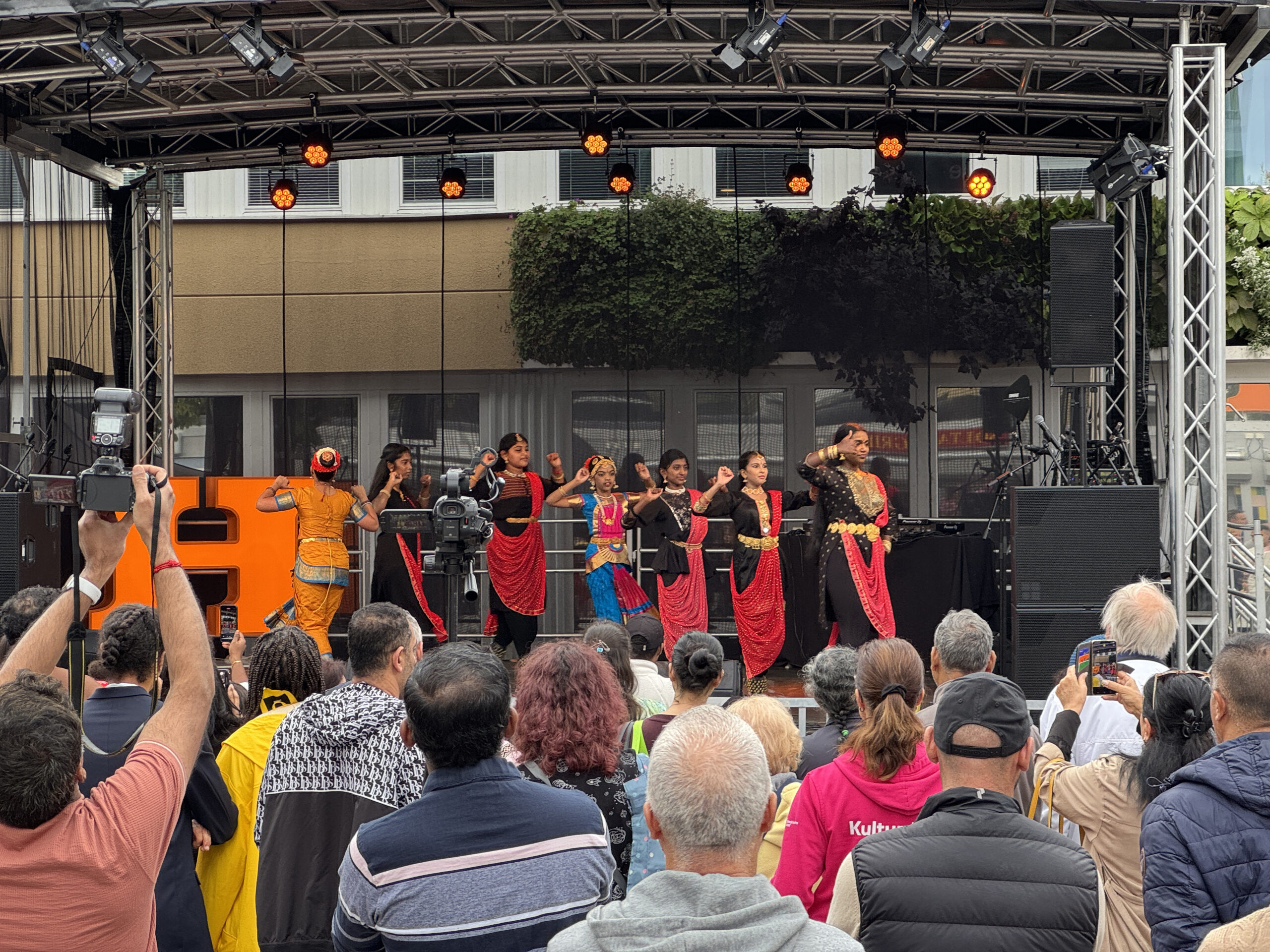Dansare på scen på Husbyfestivalen 2025